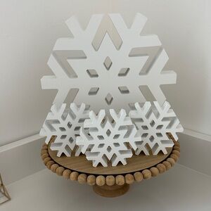 🌸NEW 4 pieces White Snowflake Holiday Decor.